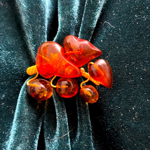 Jewelry - amber brooch with gold clasp